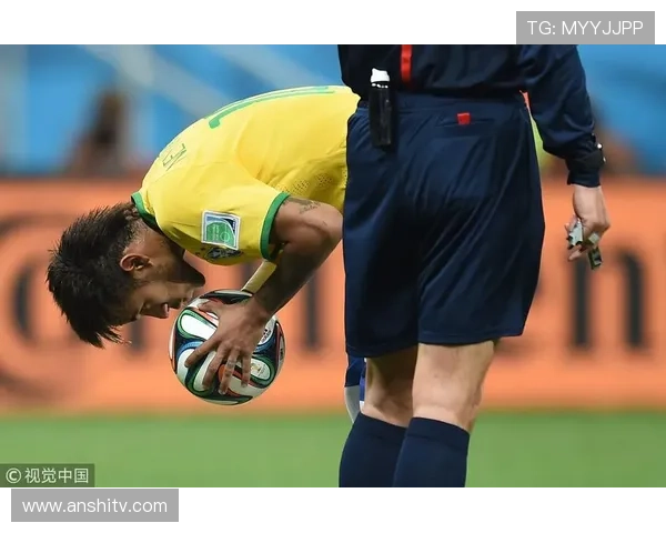 足球明星深情亲吻中国粉丝展现友谊与热爱引发热烈反响 足球明星深情亲吻中国粉丝展现友谊与热爱引发热烈反响