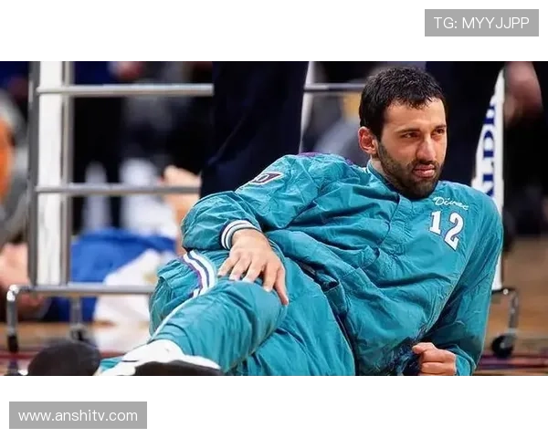 不假摔的足球明星展现真实竞技精神与体育道德的完美结合 不假摔的足球明星展现真实竞技精神与体育道德的完美结合