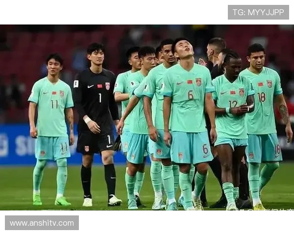 足球明星在比赛中意外被绊倒瞬间引发热议球迷纷纷讨论其表现与裁判判罚